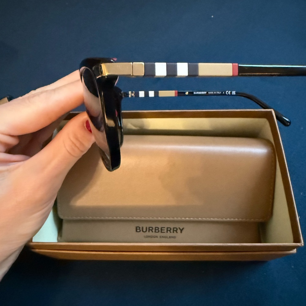 Women’s Burberry Black Classic Sunglasses News - Picture 2 of 5